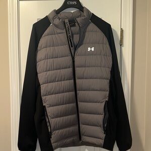 Under Armour zippered jacket with zippered pockets. Men’s XL